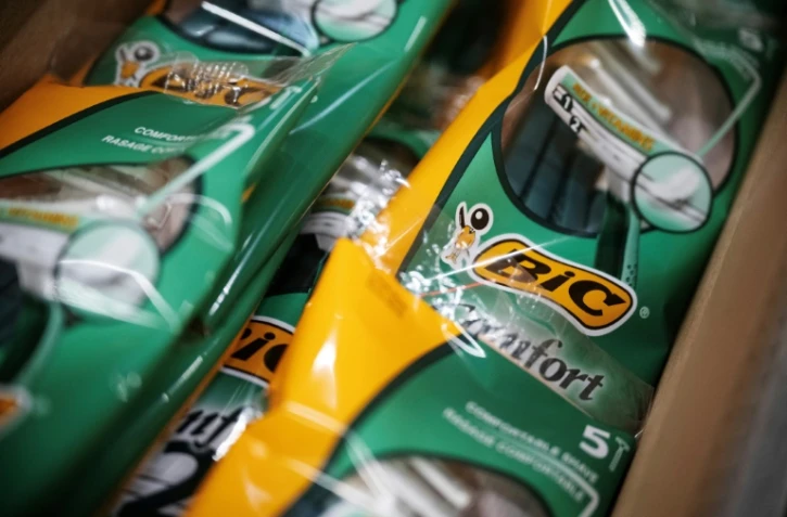 Des rasoirs Bic emballés à l'usine de production de Longueil-Sainte-Marie, le 19 octobre 2023 dans l'Oise
