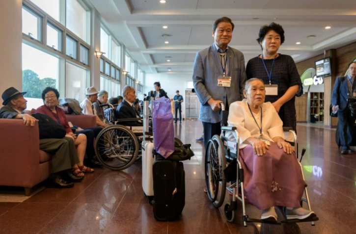 Les participants à la réunion de familles coréennes séparées par la guerre se préparent à partir pour la Corée du Nord, dans un hôtel à Sokcho le 20 août 2018