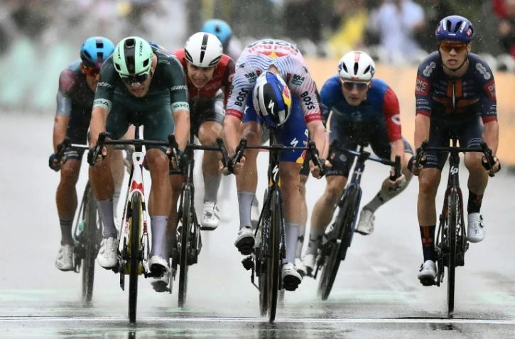 L'Italien Jonathan Milan (D) s'impose devant le Belge Jordi Meeus (C) au sprint lors de la 17e étape du Tour de France à Valence, le 23 juillet 2025