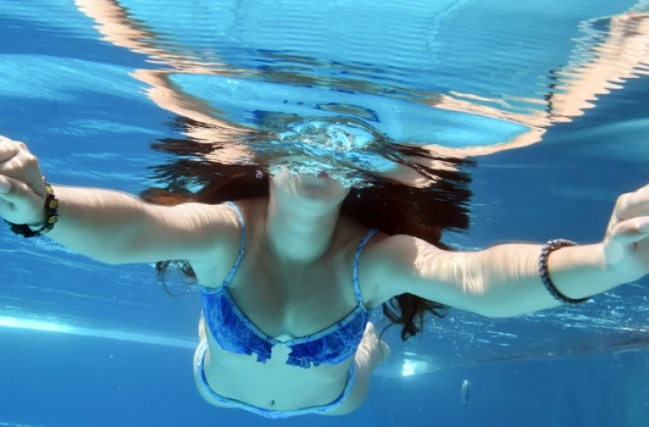 Les parents musulmans ne peuvent, au nom de leur religion, prétendre que leurs filles soient exemptées de cours de natation mixtes à l'école, a jugé la Cour européenne des droits de l'Homme