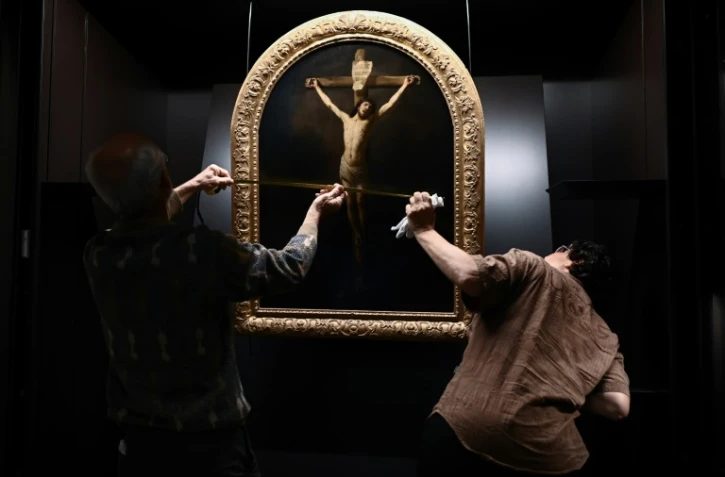 Un "Christ en croix" de Rembrandt photographié le 24 mai 2022, peint en 1631, a retrouvé sa place dans le village du Mas d'Agennais à qui il appartient. 