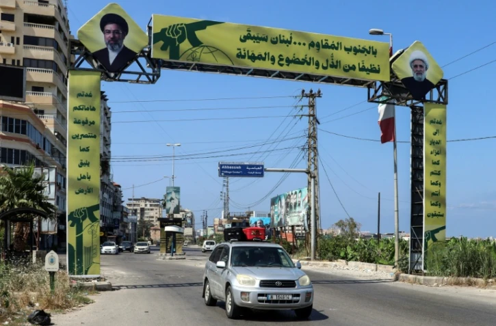 Une voiture chargée de valises quitte la ville de Tyr après un ordre d'ordre d'évacuation lancé par Israël, le 9 juin 2026 dans le sud du Liban