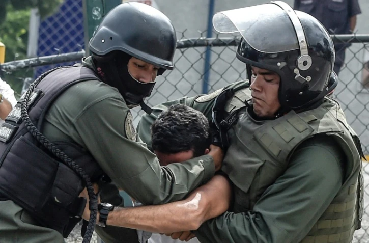 Arrestation par la police d'un manifestation anti gouvernement à Caracas au Venezuela, le 27 juillet 2017 

An anti-government activist is arrested by members of the National Guard during clashes in Caracas on July 27, 2017 on the second day of a 48-hour general strike called by the opposition.Venezuela's opposition called for a nationwide protest on Friday in outright defiance of a new government ban on demonstrations ahead of a controversial weekend election. "The regime declared we can't demonstrate... We will respond with the TAKING OF VENEZUELA tomorrow," the opposition coalition, the Democratic Unity Roundtable, said Thursday on its Twitter account.

