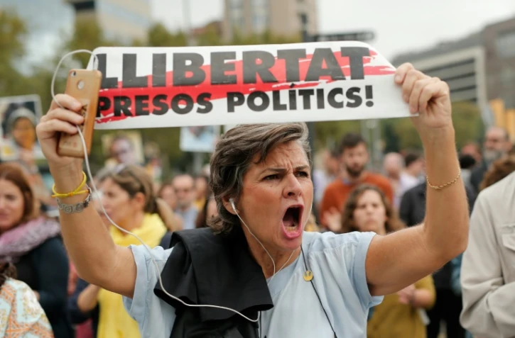 "Libérez les prisonniers politiques", peut-on lire sur cette bannière au cours d'une manifestation à Barcelone, le 14 octobre 2019.
