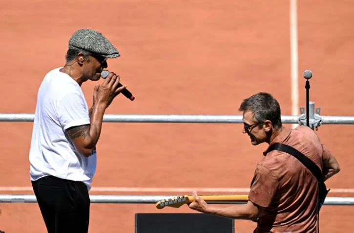 Yannick Noah accompagné par Mats Wilander à la guitare, lors d'un concert pour les 40 ans de la victoire du Français à Roland-Garros