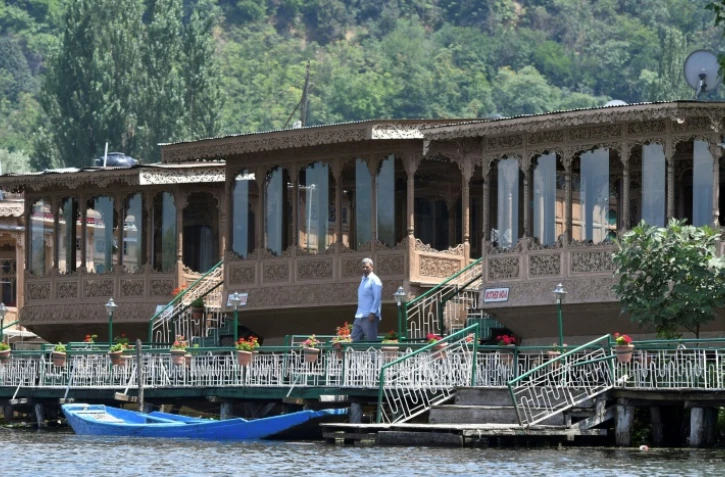 Un hôtel flottant sur le lac Dal à Srinagar, au Cachemire indien, le 18 août 2019