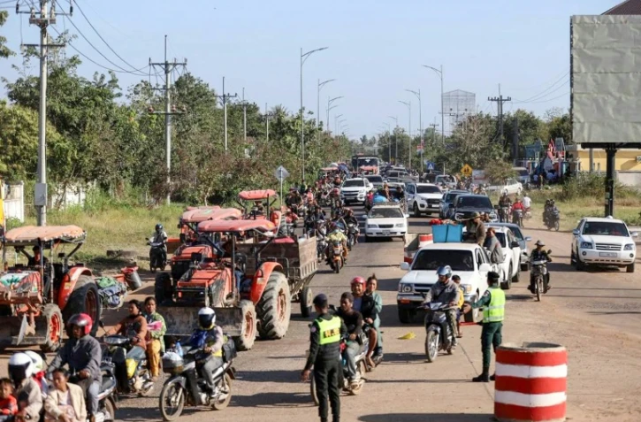Photo diffusée par l'Agence Kampuchea Press (AKP), le 8 décembre 2025, montrant des habitants évacués après des affrontements le long de la frontière entre le Cambodge et la Thaïlande, dans la province d'Oddar Meanchey, au Cambodge