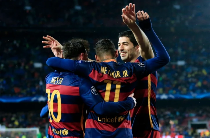 Lionel Messi, Neymar et Luis Suarez se congratulent après un but contre Arsenal, le 16 mars 2016 au Camp Nou