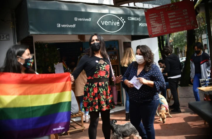 La députée élue Maria Clemente Garcia (c), l'une des premiÚres personnes transgenres à entrer le 1er septembre prochain au parlement mexicain, le 25 juin 2021 à Mexico