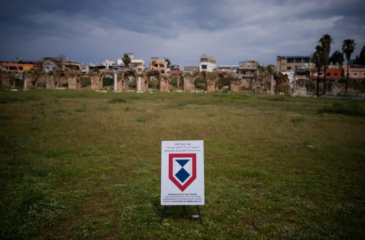 Un panneau de l'Unesco sur le site de l'hippodrome romain à Tyr, dans le sud du Liban, le 23 mars 2026