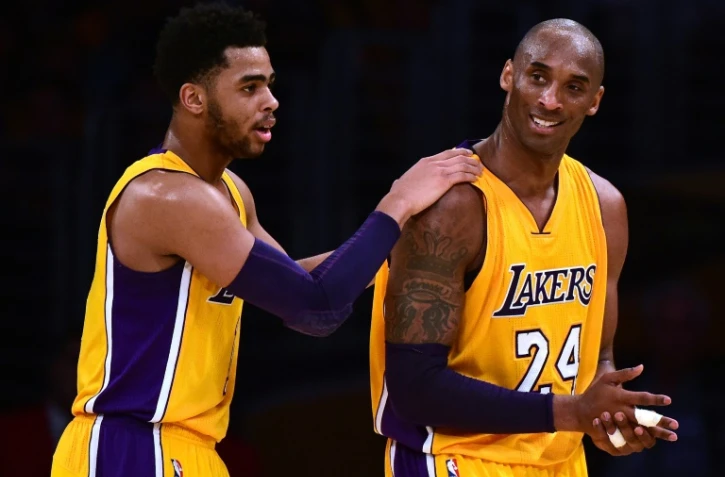 D'Angelo Russell avec Kobe Bryant lors du match Lakers - Cleveland Cavaliers, le 10 mars 2016 à Los Angeles