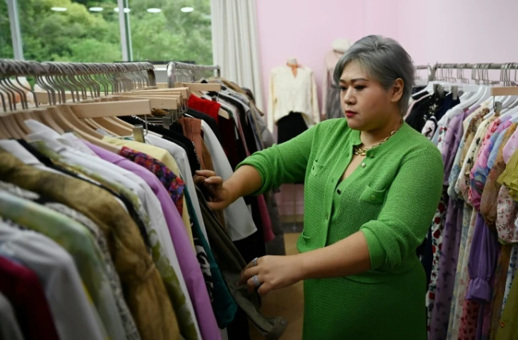 L'influenceuse chinoise Amanda Yao, créatrice d'une marque de vêtements grande taille, le 14 novembre 2024 dans ses bureaux à Canton