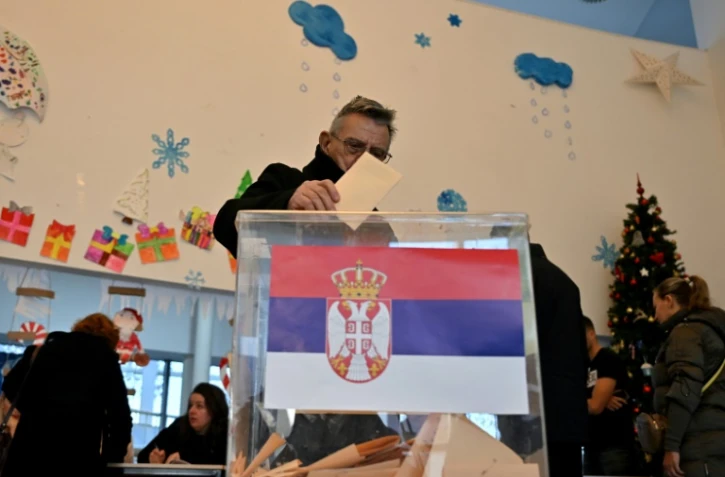Un électeur vote lors des législatives, le 17 décembre 2023 à Belgrade, en Serbie