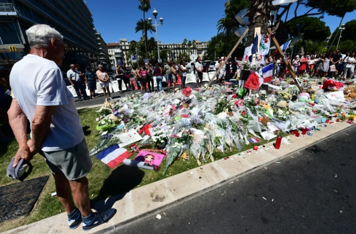 Fleurs, bougies et messages de condoléances s'amoncellent près de la Promenade des Anglais, le 16 juillet 2016 à Nice