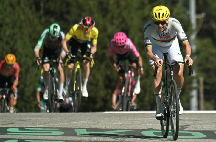 Tadej Pogacar franchit la ligne d'arrivée de la 3e étape du Tour de France en vainqueur, le 6 juillet 2026 aux Angles