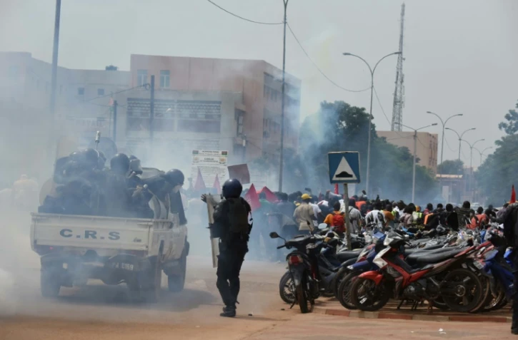 Des policiers tirent des gaz lacrymogène contre des manifestants, le 16 septembre 2021 à Ouagadougou, au Burkina Faso