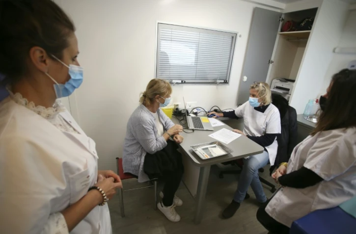 Campagne de vaccination dans un "vacci bus" à Ajaccio, en Corse, le 28 avril 2021