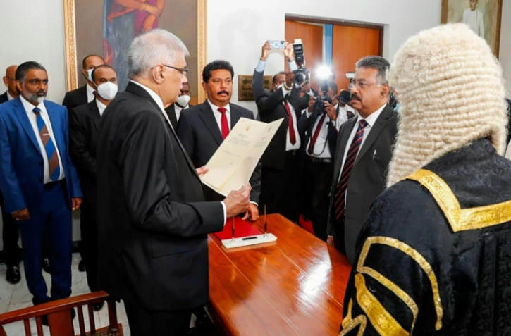 Le nouveau président sri-lankais Ranil Wickremesinghe prête serment le 21 juillet 2022 au parlement à Colombo.