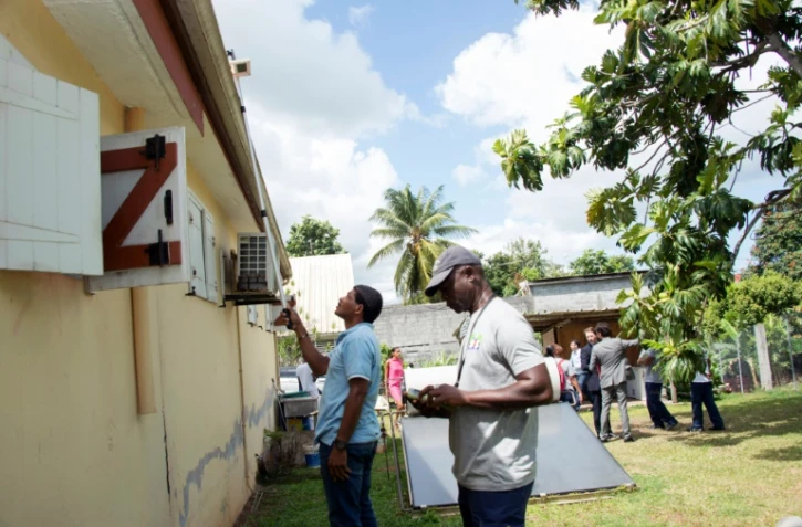 Des membres de l'équipe de prévention contre le virus Zika, le 25 février 2016 à Baie-Mahault, en Guadeloupe