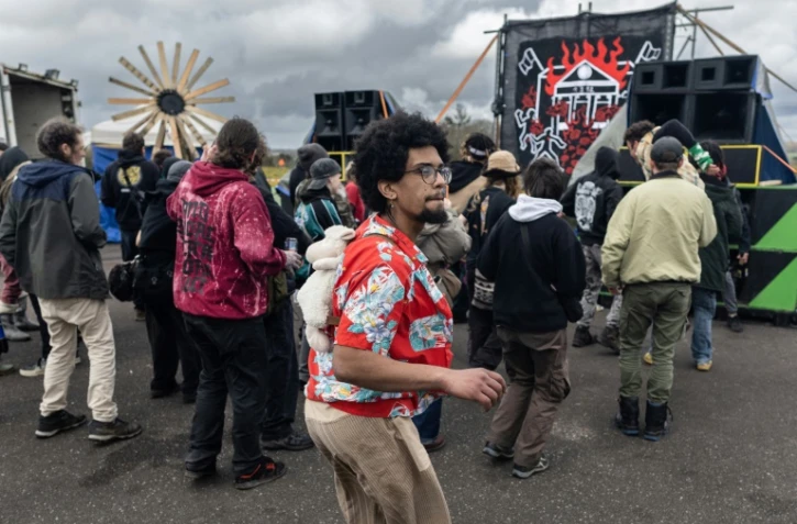 Des participants à une rave party à Pluguffan, dans le Finistère, le 30 mars 2024