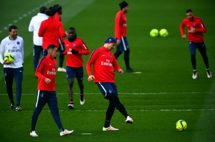 Zlatan Ibrahimovic passe le ballon, le 1er avril 2016 lors d'un entraînement du Paris SG à Saint-Germain-en-Laye