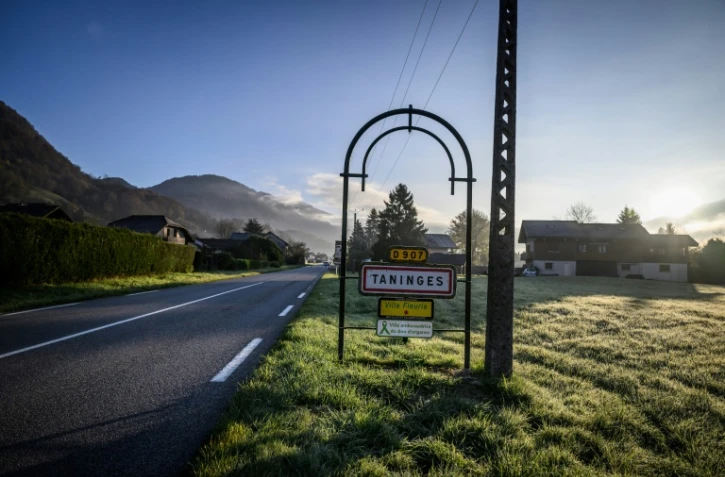 Les recherches pour retrouver une mère de famille soupçonnée d'avoir tué mardi à l'arme blanche ses trois enfants à Taninges e Haute-Savoie se poursuivent mercredi matin