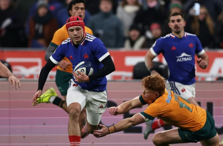 L'ailier du XV de France Louis Bielle-Biarrey file son premier essai contre l'Australie, sous les yeux de Thomas Ramos, lors d'un test match au Stade de France, le 22 novembre 2025