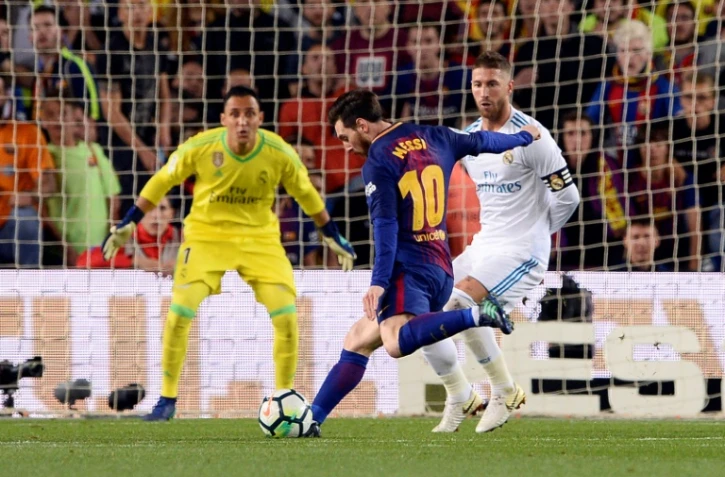 La star du FC Barcelone Lionel Messi face au Real Madrid de Sergio Ramos (d) et Keylor Navas, le 6 mai 2018 au Camp Nou