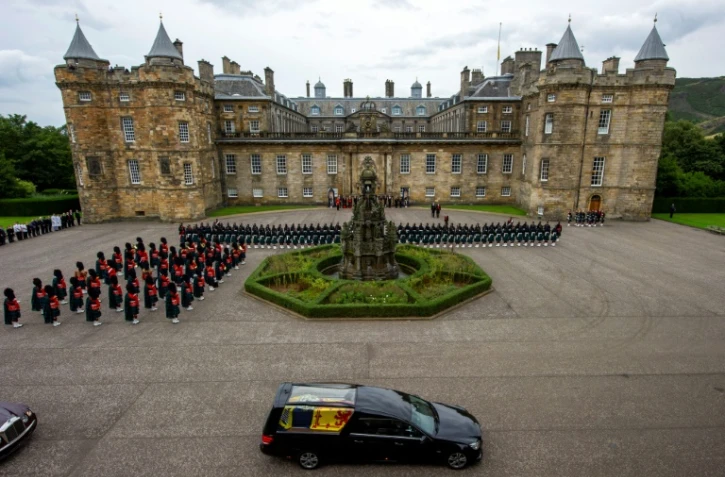 La voiture transportant le cercueil d'Elizabeth II arrive au palais d' Holyroodhouse, à Edinburgh le 11 septembre 2022
