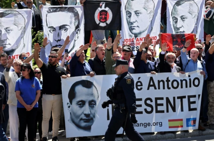 Des sympathisants saluent la mémoire du fondateur de Phalange, Jose Antonio Primo de Rivera, à l'extérieur du cimetière de San Isidro à Madrid, où il a été enterré le 24 avril 2023