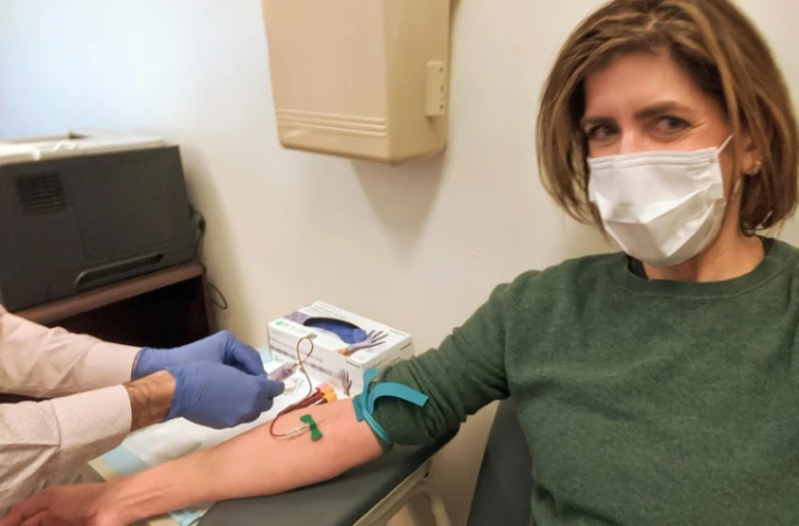 Diana Berrent donne son sang au laboratoire de pathologie de l'hôpital Irving de Columbia University, le 30 mars 2020 à New York
