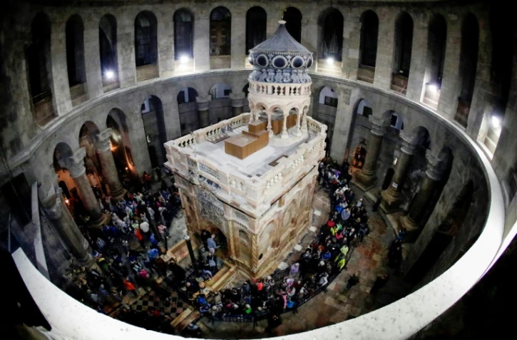 Le tombeau où le Christ a été enterré selon la tradition, paré de ses nouvelles couleurs dans l'église du Saint-Sépulcre à Jérusalem, le 21 mars 2017