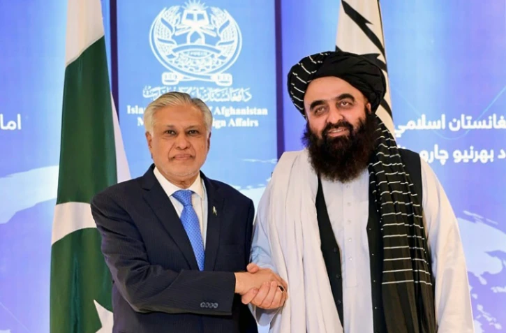 Photo du 19 avril 2025 diffusée par le ministère pakistanais des Affaires étrangères montrant le ministre des Affaires étrangères Ishaq Dar (g) et son homologue afghan Amir Khan Muttaqi lors d'une rencontre à Kaboul, en Afghanistan
