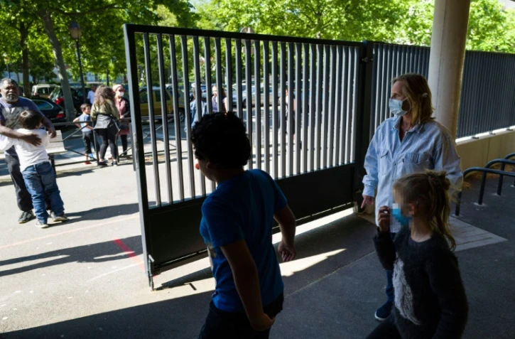 Des enfants finissent leur journée d'école à l'établissement élémentaire Cour-de-Lorraine, à Mulhouse, le 18 mai 2020