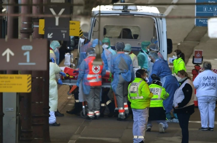 Des équipes médicales embarquent des patients contaminés par le coronavirus à bord d'un TGV médicalisé pour les évacuer vers des hôpitaux des Pays-de-la-Loire, le 26 mars 2020 à Strasbourg