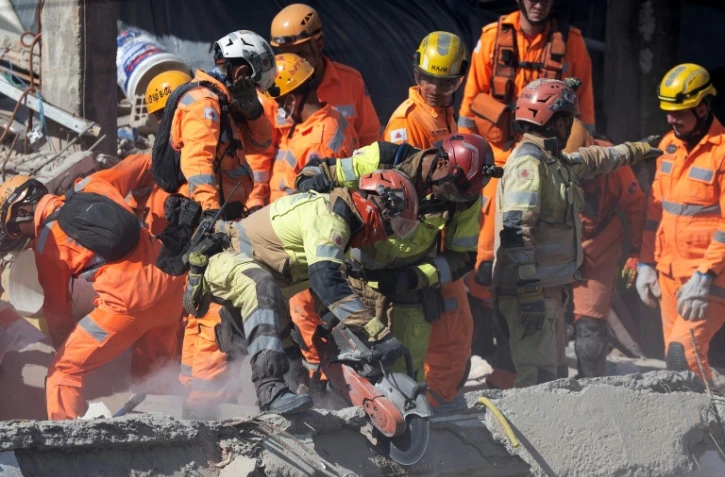 Les secours sur le site de l'effondrement d'une maison de retraite à Belo Horizonte, au Brésil, le 5 mars 2026