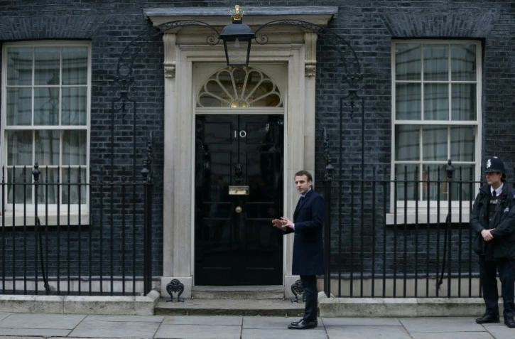 Le candidat à l'élection présidentielle française Emmanuel Macron arrive au 10 Downing Street à Londres pour y rencontrer la Première ministre britannique Theresa May, le 21 février 2017