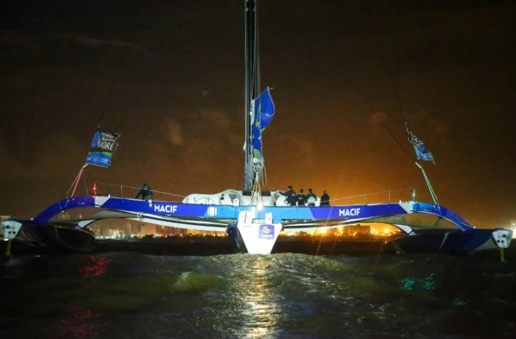 Macif, le maxi-trimaran de François Gabart et Pascal Bidégorry, franchit en vainqueur l'arrivée de la Transat Jacques Vabre à Itajai (Brésil), le 7 novembre 2015