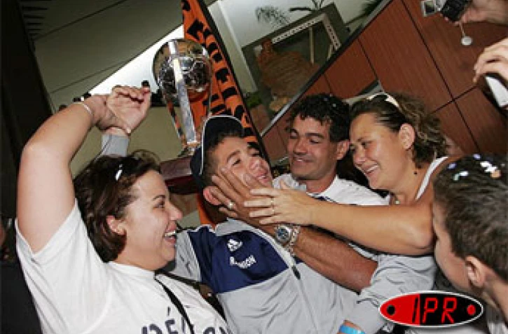 Mardi 5 septembre 2006 -
Les benjamins champions du monde de football de la Danone Nation's Cup 2006 ont été acclamés à leur arrivée à l'aéroport