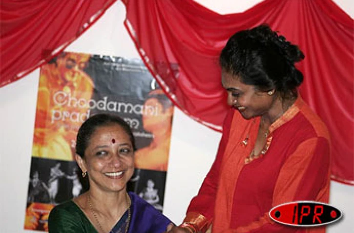 Les artistes de la Fondation Kalakshetra de Chennaï présenteront le spectacle  &quot;Choodamani Pradanam&quot; le samedi 24 et le dimanche 25 septembre 2005 au théâtre de Champ Fleuri à Saint-Denis
