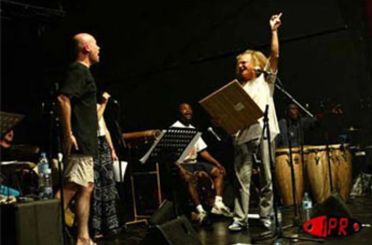 Danyèl Waro, l'un des principaux chantres du maloya (musique traditionnelle de La Réunion) et l'harmoniciste Olivier Ker Ourio  en répétition pour une série de concerts en septembre 2002