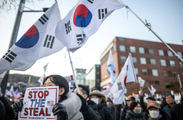 Des partisans du président sud-coréen déchu Yoon Suk Yeol manifestent devant sa résidence à Séoul, le 1er janvier 2025