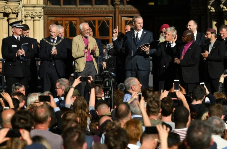 L'écrivain Tony Walsh lit un de ses poèmes intitulé "This Is The Place", le 23 mai 2017