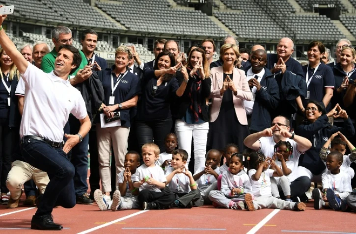 Tony Estanguet, coprésident de Paris-2024, s'offre un selfie avec les inspecteurs du CIO durant une visite au Stade de France, le 15 mai 2017