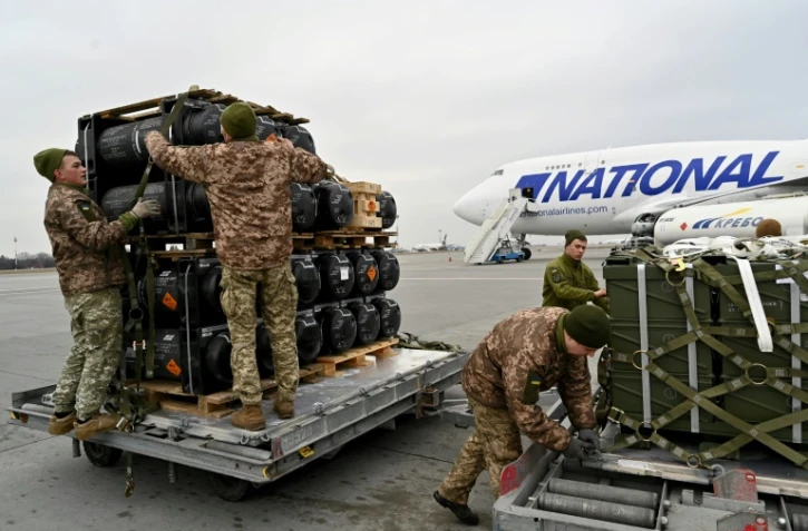 Arrivée d'un chargement de missiles antichar américains FGM-148 Javelins à l'aéroport de Kiev, en Ukraine, le 11 février 2022