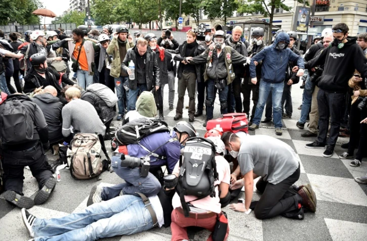 Des manifestants viennent en aide à des blessés lors de la manifestation contre la loi travail, le 14 juin 2016 à Paris