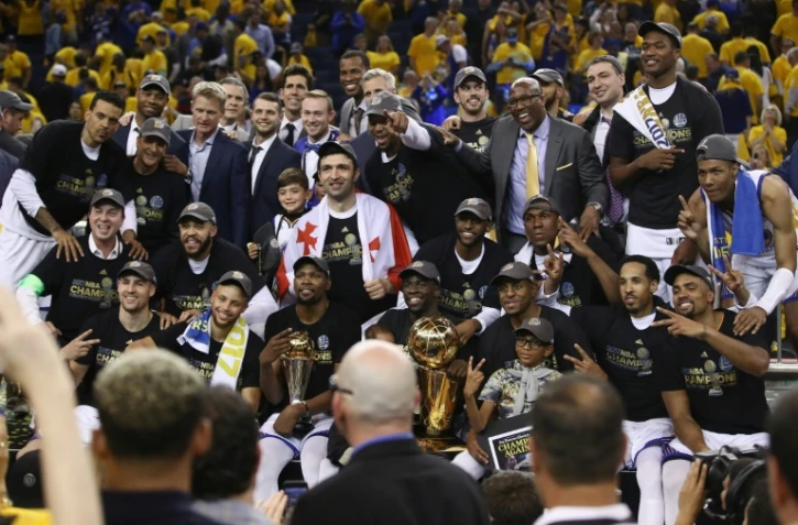 Les Golden State Warriors, sacrés champions NBA 2017, après leur série victorieuse contre Cleveland, le 12 juin à Oakland