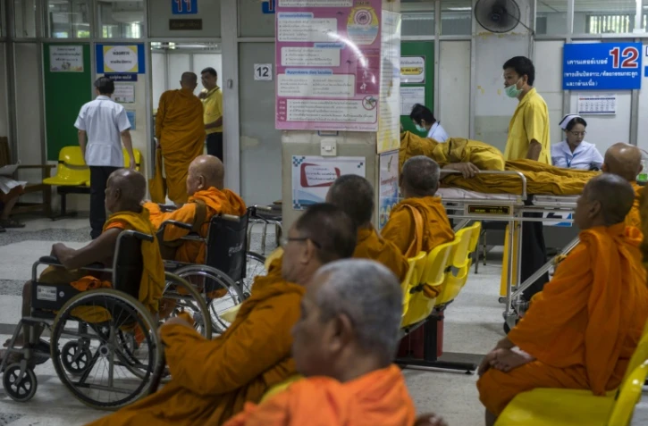 Des moines bouddhistes en Thaïlande font un check-up médical dans un hôpital à Bangkok, le 12 novembre 2018