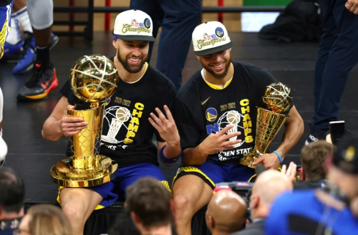 Les "Splash Brothers" de Golden State Klay Thompson (g.) et Stephen Curry (d.) célèbrent leur 4e titre NBA après la victoire de leur équipe face aux Celtics, à Boston le 16 juin 2022.