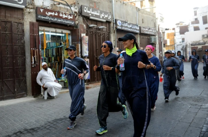 Des Saoudiennes courent vĂŞtues d'une abaya sportive Ă Jeddah le 8 mars 2018